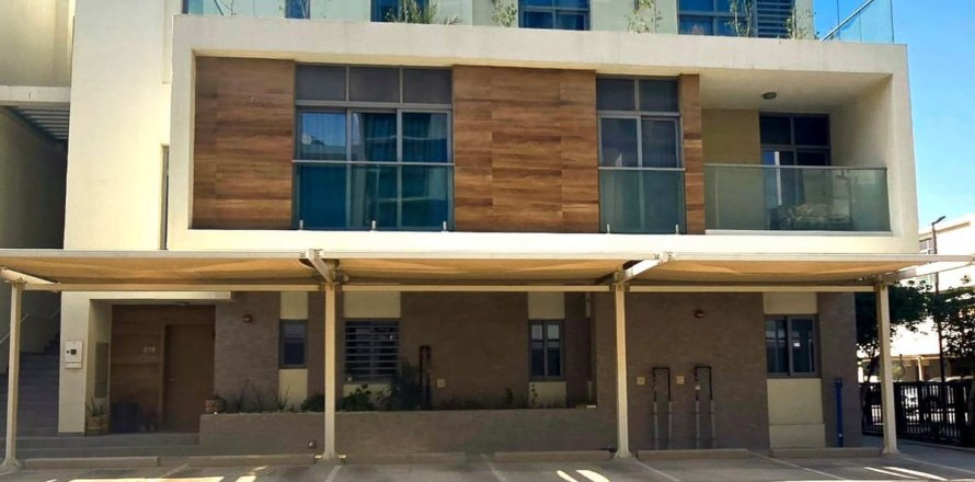 Таунхаус в Дубае, 2 спальни, 161м², № 71770