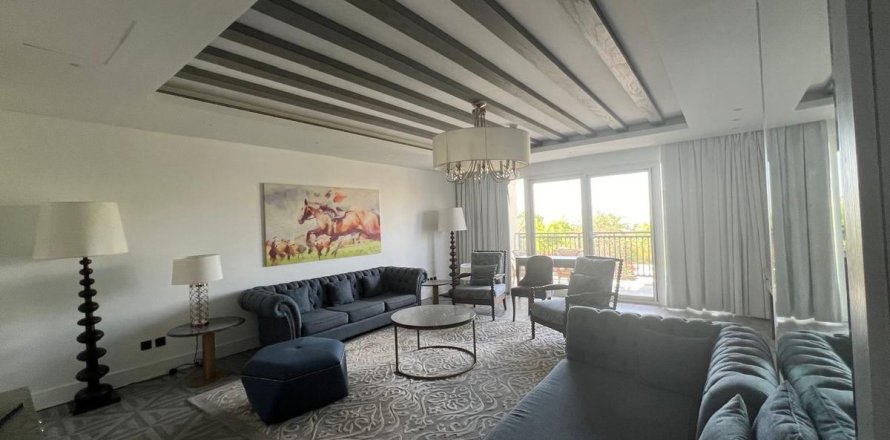 Villa in Dubai 4 bedrooms, 965 sq.m. № 95722