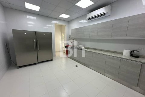 Снять в аренду виллу в Аль-Тваре, Дубай: 4 спальни, 465м², № 21199 - фото 18