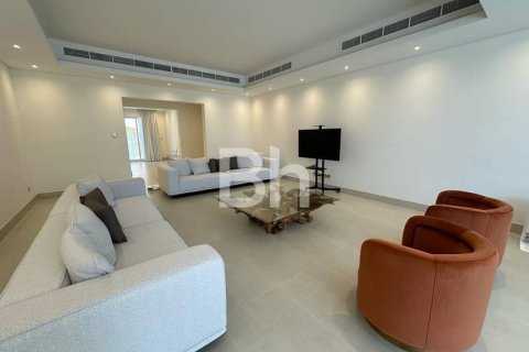 Снять в аренду виллу в Аль-Тваре, Дубай: 4 спальни, 465м², № 21199 - фото 19