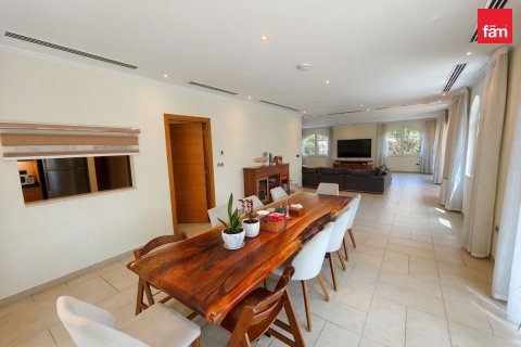 Villa in Jumeirah Park, Dubai 5 bedrooms, 694.3 sq.m. № 118462 - photo 28