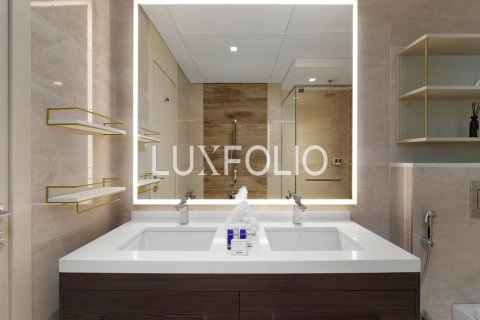 Apartment in Jumeirah Lake Towers, Dubai 2 bedrooms, 138 sq.m. № 45336 - photo 16