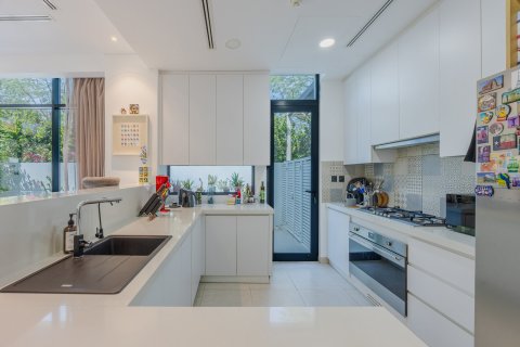 Купить виллу в Дубае: 4 спальни, 241м², № 96847 - фото 6