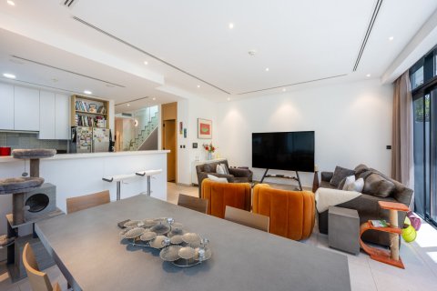 Купить виллу в Дубае: 4 спальни, 241м², № 96847 - фото 4