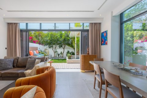 Купить виллу в Дубае: 4 спальни, 241м², № 96847 - фото 3