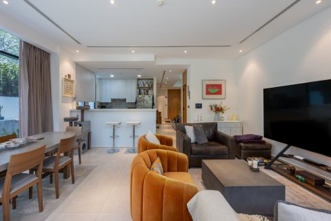 Купить виллу в Дубае: 4 спальни, 241м², № 96847 - фото 2