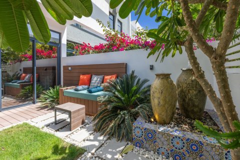 Купить виллу в Дубае: 4 спальни, 241м², № 96847 - фото 24