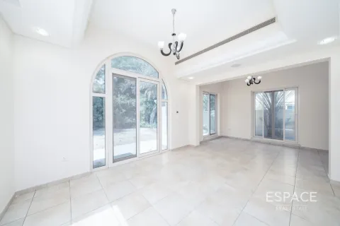 Villa en Victory Heights, Dubai Sports City, Dubai, 4 dormitorios, 350 m², № 61567 - foto 2
