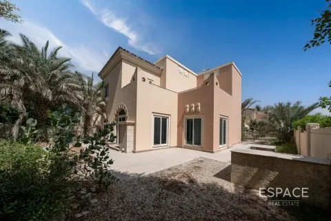 Villa en Victory Heights, Dubai Sports City, Dubai, 4 dormitorios, 350 m², № 61567 - foto 1