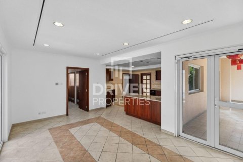 Villa in Dubai Investment Park, Dubai 5 bedrooms, 828.51 sq.m. № 128975 - photo 8