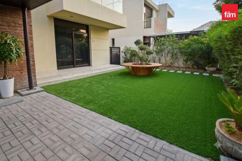 Villa in Dubai 5 bedrooms, 639.9 sq.m. № 123935 - photo 14