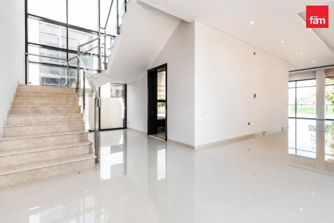 Villa in Dubai 5 bedrooms, 639.9 sq.m. № 123935 - photo 2