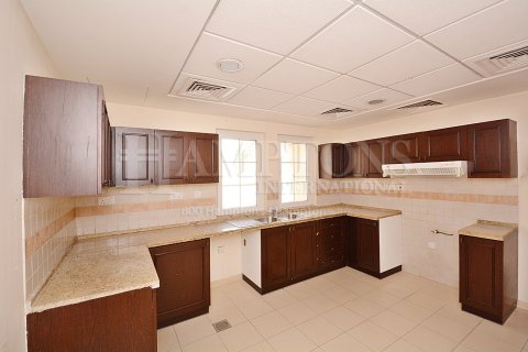 Снять в аренду виллу в Dubai Land, Дубай: 3 спальни, 540.69546000м², № 63361 - фото 1