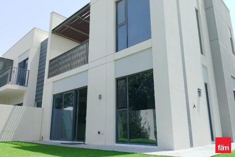 Купить виллу в Дубае: 4 спальни, 247.2м², № 60602 - фото 1