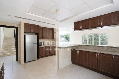 Villa in Jumeirah Park, Dubai 4 bedrooms, 790.42 sq.m. № 127788 - photo 2