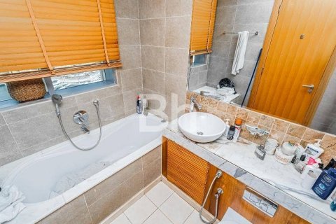 Apartment in Dubai Marina, Dubai 2 bedrooms, 127 sq.m. № 21411 - photo 18