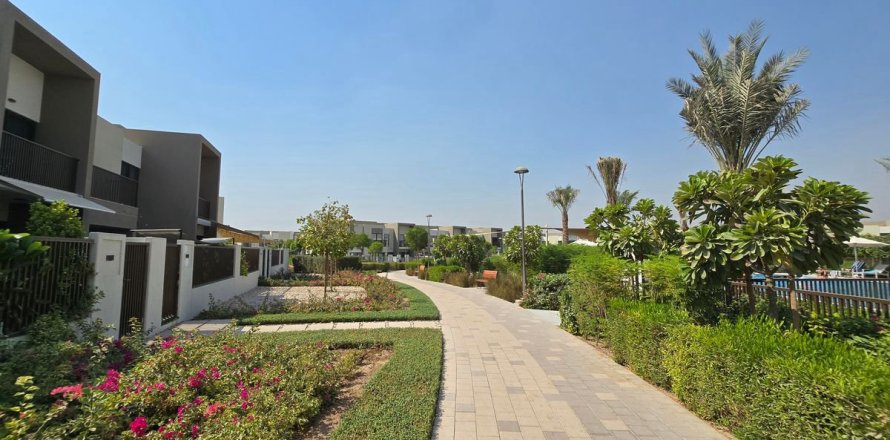 Таунхаус в Дубае, 3 спальни, 161м², № 55540