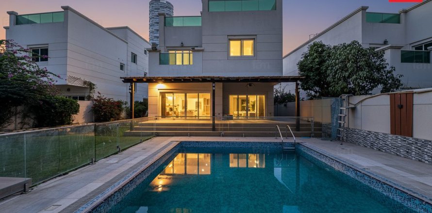 Вилла в Дубае, 4 спальни, 501.5м², № 100236