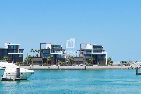 Villa in Jumeirah 3, Jumeirah, Dubai 6 bedrooms, 452 sq.m. № 73391 - photo 1