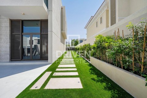 Villa in District One, Mohammed Bin Rashid City, Dubai 5 bedrooms, 634.81 sq.m. № 129621 - photo 25