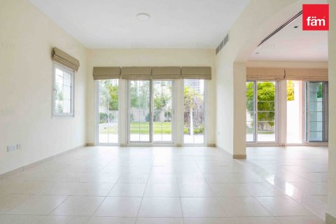 Villa in Dubai 2 bedrooms, 685.8 sq.m. № 109333 - photo 4