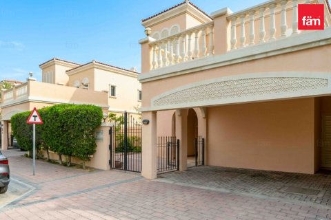 Villa in Dubai 2 bedrooms, 685.8 sq.m. № 109333 - photo 9