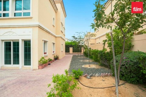 Villa in Dubai 2 bedrooms, 685.8 sq.m. № 109333 - photo 6