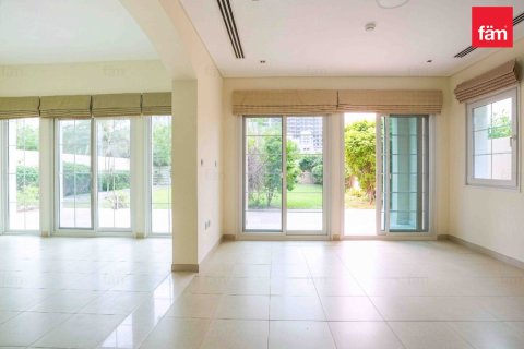 Villa in Dubai 2 bedrooms, 685.8 sq.m. № 109333 - photo 17