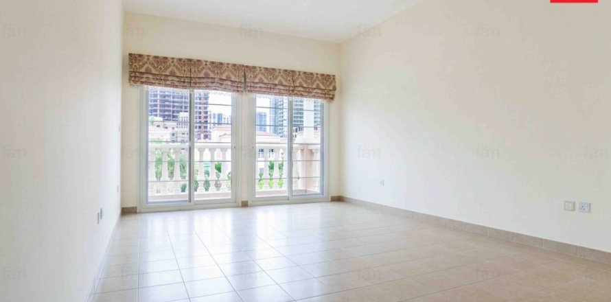 Villa in Dubai 2 bedrooms, 685.8 sq.m. № 109333