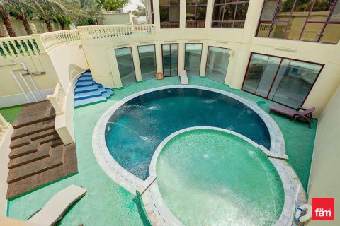 Villa en Dubai, 8 dormitorios, 1723.6 m², № 93464 - foto 1