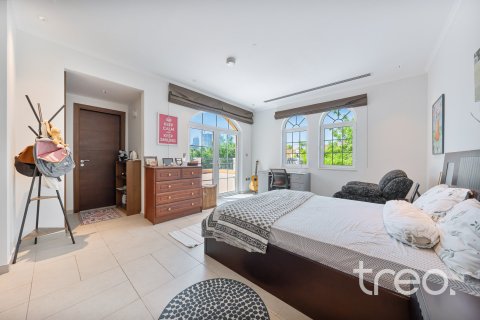 Снять в аренду виллу в Legacy, Jumeirah Park, Дубай: 5 спален, 757.9м², № 119689 - фото 17