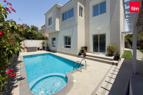 Villa in Dubai 5 bedrooms, 567.1 sq.m. № 114159
