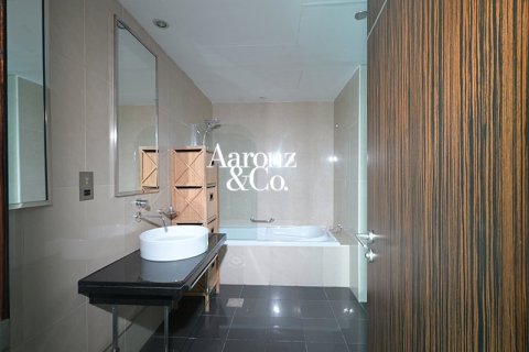 Apartment in Jumeirah Lake Towers, Dubai 2 bedrooms, 120 sq.m. № 115253 - photo 15