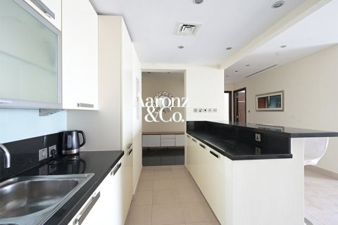 Apartment in Jumeirah Lake Towers, Dubai 2 bedrooms, 120 sq.m. № 115253 - photo 10
