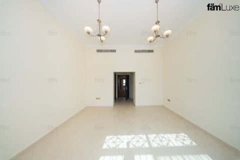 Villa in Dubai 6 bedrooms, 3938.1 sq.m. № 139328 - photo 9