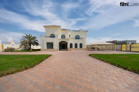 Villa in Dubai 6 bedrooms, 3938.1 sq.m. № 139328