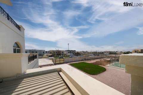 Villa in Dubai 6 bedrooms, 3938.1 sq.m. № 139328 - photo 17