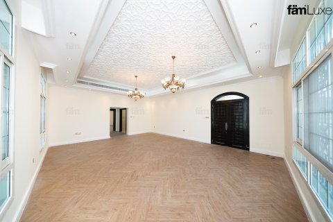 Villa in Dubai 6 bedrooms, 3938.1 sq.m. № 139328 - photo 2