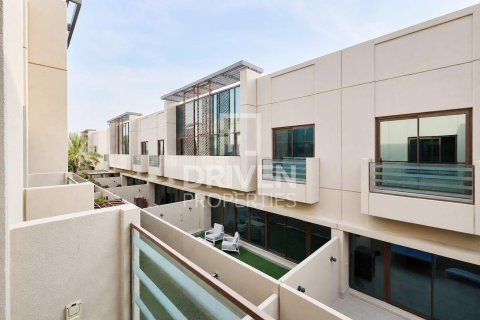 Villa in Meydan, Dubai 4 bedrooms, 218.04 sq.m. № 138167 - photo 23