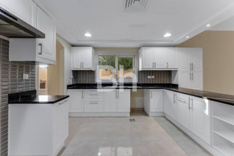 Villa in Dubai 4 bedrooms, 353 sq.m. № 22145 - photo 4