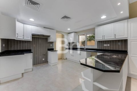 Villa in Dubai 4 bedrooms, 353 sq.m. № 22145 - photo 3