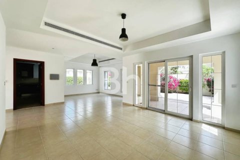 Снять в аренду виллу в Арабиан Ранчес, Дубай: 4 спальни, 350м², № 22140 - фото 9