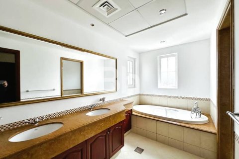 Снять в аренду виллу в Арабиан Ранчес, Дубай: 4 спальни, 350м², № 22140 - фото 17