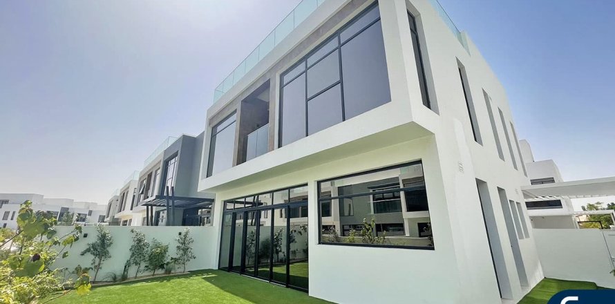 Вилла в Jumeirah Luxury, Джумейра Гольф Эстейтс, Дубай, 4 спальни, 319м², № 75436