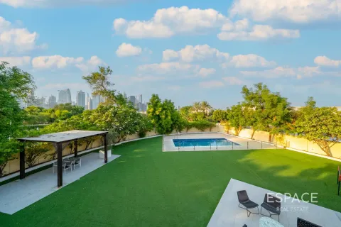 Villa in Meadows, Dubai 6 bedrooms, 457 sq.m. № 61549 - photo 1