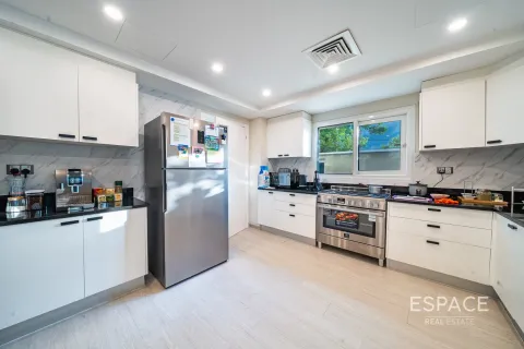 Villa in Meadows, Dubai 6 bedrooms, 457 sq.m. № 61549 - photo 4