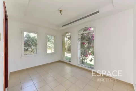 Купить виллу в Арабиан Ранчес, Дубай: 3 спальни, 206м², № 61544 - фото 3