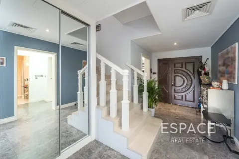 Villa in Meadows, Dubai 4 bedrooms, 390 sq.m. № 61545 - photo 10