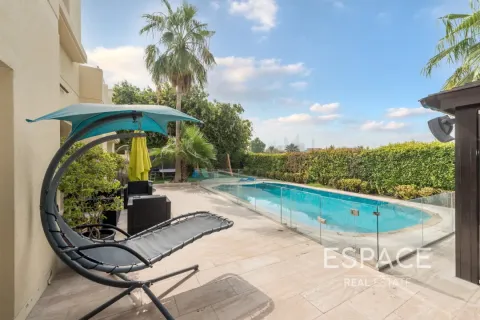 Villa in Meadows, Dubai 4 bedrooms, 390 sq.m. № 61545 - photo 3