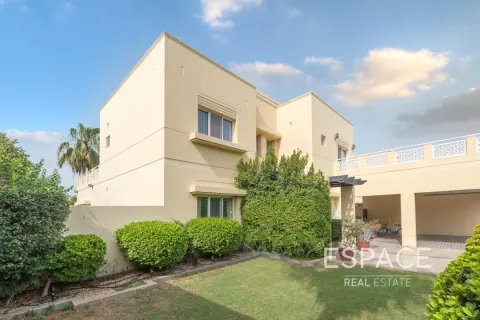 Villa in Meadows, Dubai 4 bedrooms, 390 sq.m. № 61545 - photo 13